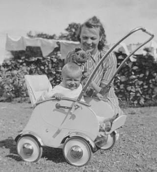 Astrid och dottern Harriet sommaren 1942.