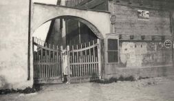 Porten till Donnerska husets grd
