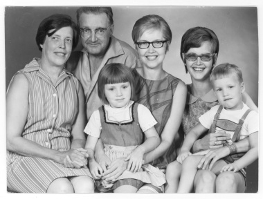 Arne med sin familj och dottern Gudruns barn