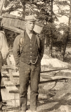 Gustav Pettersson ca 1910. Han arbetade som banvakt vid KlRJ.