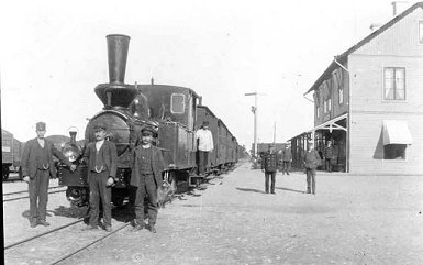 Klintehamns järnvägsstation på 1910-talet. Lokomotivföraren Theodor Jansson står i mitten framför lokomotivet.