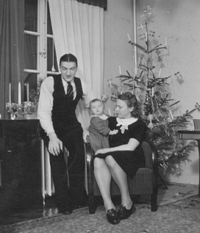 Sune och Astrid med dottern Harriet julen 1942