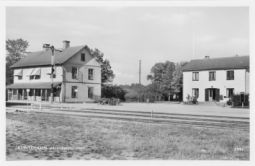 Järnvägsstationen och Posten