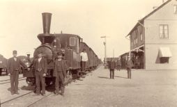 KlRJ-personal vid tåget på järnvägsstationen