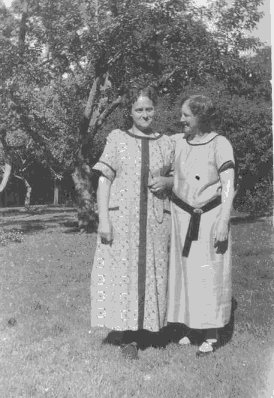 Lina till höger och systern Ebba till vänster i Ebbas trädgård.