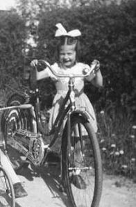 Ingrid med mammas cykel.