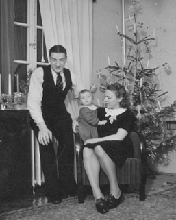 Sune och Astrid med Harriet julen 1942.
